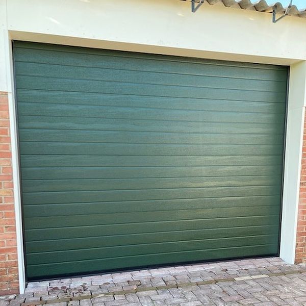 side-01-garagedeur-met-dagkant-stm-bedrijfsdeuren